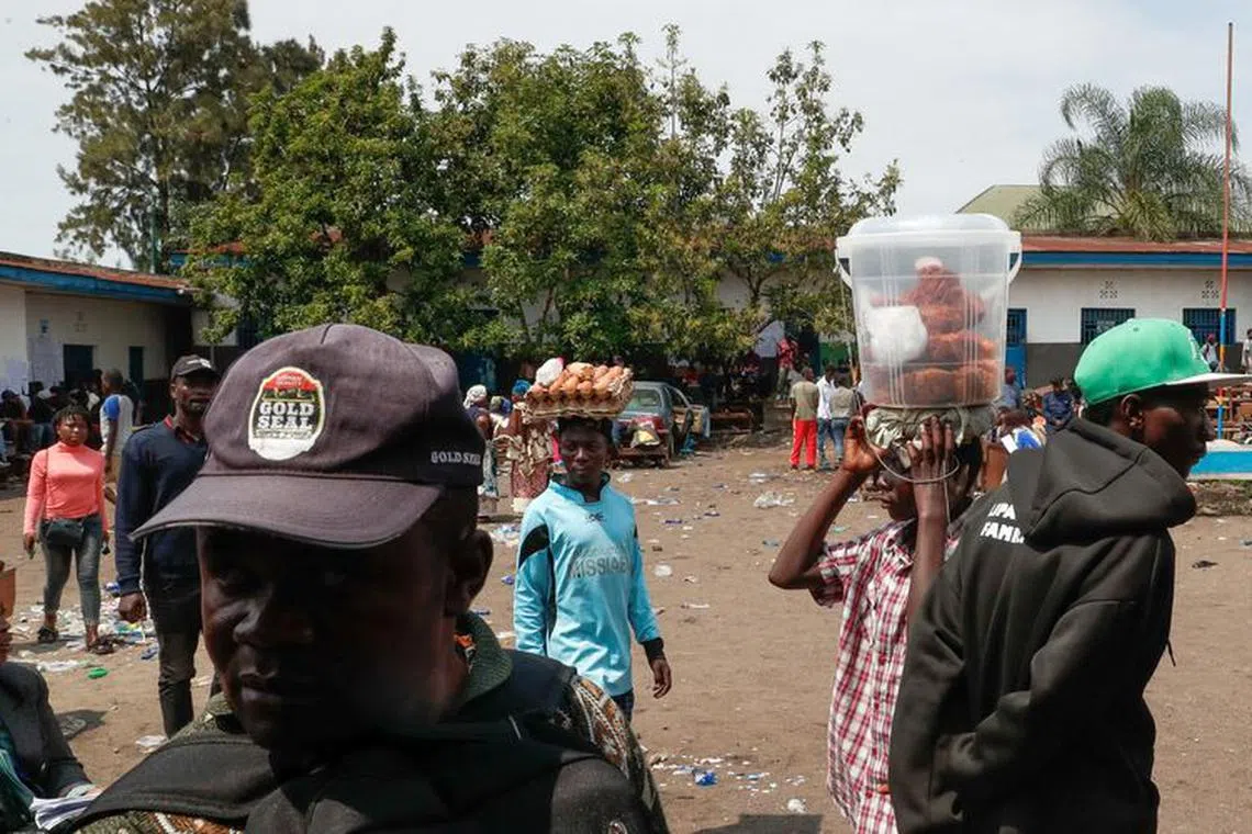 Vendors carry food, during the parliamentary and presidential elections, in Goma, North Kivu province of the Democratic Republic of Congo December 21, 2023. REUTERS/Thomas Mukoya/File Photo