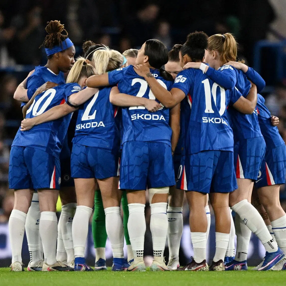Soccer Football - UEFA Women's Champions League - Quarter Finals - Second Leg - Chelsea v Arsenal - Stamford Bridge, London, Britain - April 1, 2026 Chelsea players huddle before the match REUTERS/Dylan Martinez