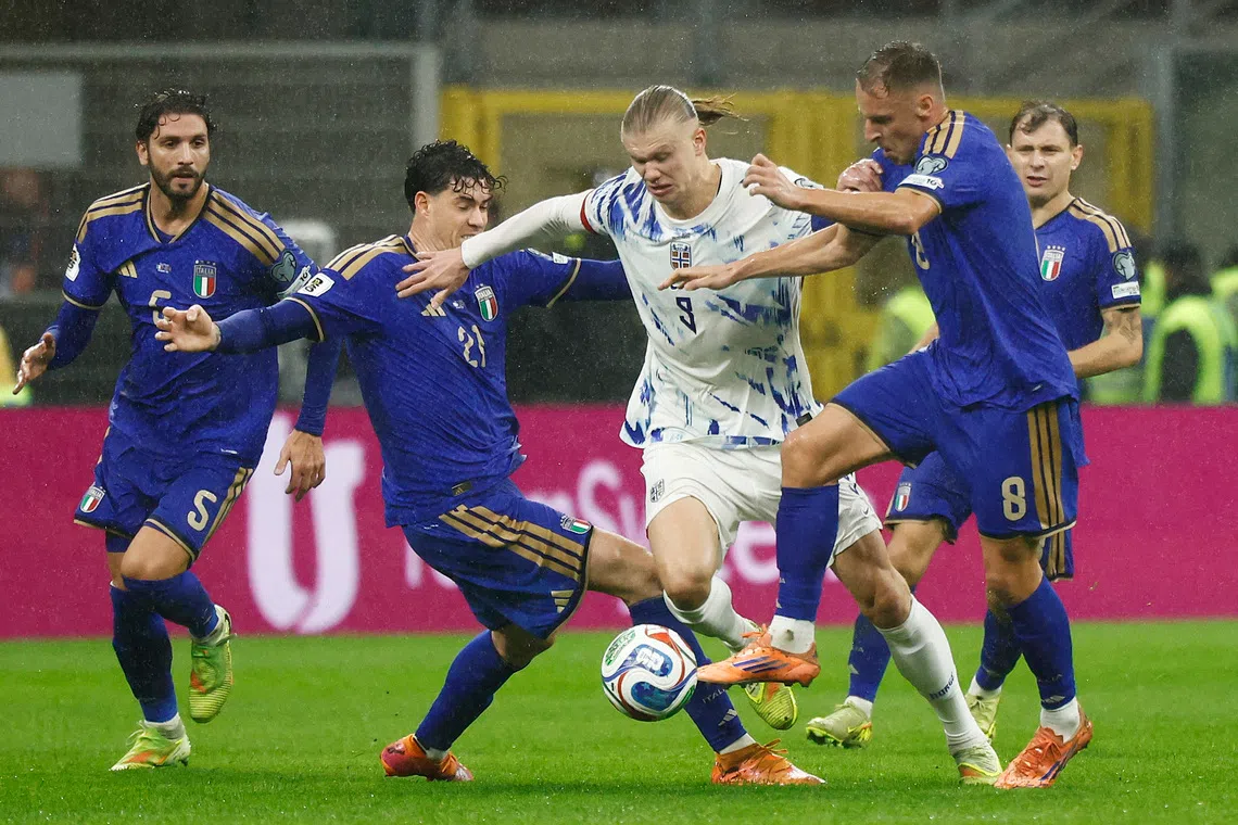 Soccer Football - World Cup - UEFA Qualifiers - Group I - Italy v Norway - San Siro, Milan, Italy - November 16, 2025 Norway's Erling Haaland in action with Italy's Davide Frattesi and Alessandro Bastoni REUTERS/Alessandro Garofalo