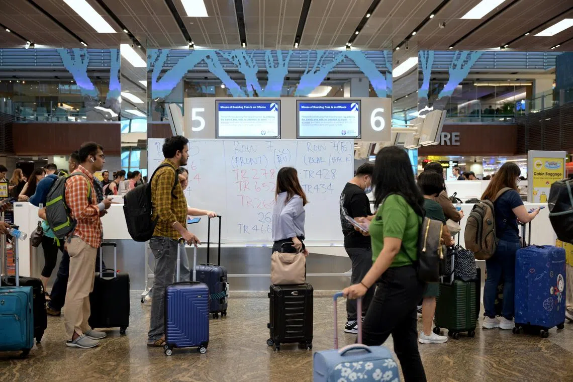 Staff are also seen giving out drinks and snacks such as milo and oreo biscuits at the airport. Over at Changi Airport Terminal 1, passengers can be seen referring to flight information scribbled onto white boards.