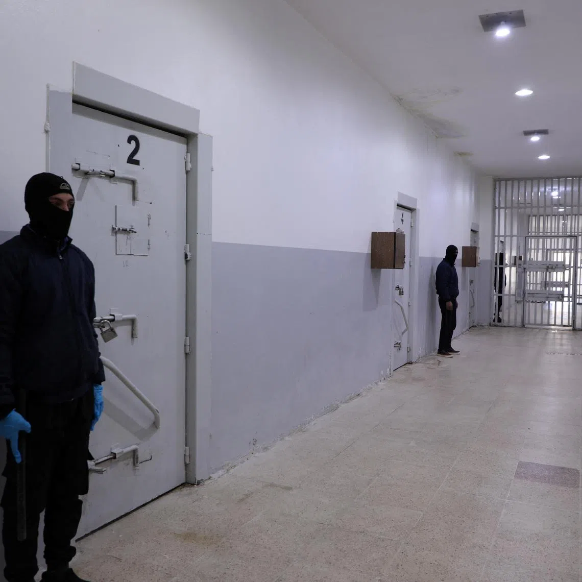 FILE PHOTO: Prison guards secure the al-Sina'a prison in Hasakah, Syria, January 18, 2025. REUTERS/Orhan Qereman/File Photo