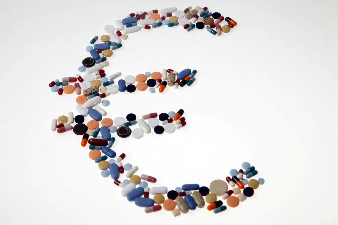FILE PHOTO: Pharmaceutical tablets and capsules are arranged in the shape of a Euro currency sign on a table in this picture illustration, August 20, 2014.   REUTERS/Srdjan Zivulovic/Illustration/File Photo