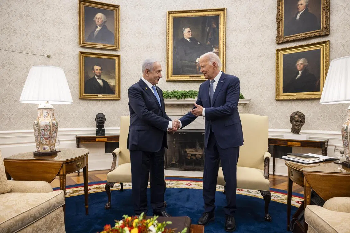 epa11496054 Israeli Prime Minister Benjamin Netanyahu (L) shakes hands with US President Joe Biden during a bilateral meeting in the Oval Office at the White House, in Washington, DC, USA, 25 July 2024. US President Joe Biden hosts Israeli Prime Minister Netanyahu the day after Netanyahu delivered an address to a joint meeting of the US Congress.  EPA-EFE/SAMUEL CORUM / POOL