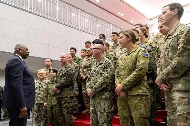 TÓQUIO, JAPÃO - 11 DE DEZEMBRO: O Secretário de Defesa dos EUA, Lloyd Austin, dirige-se a militares do Japão, dos Estados Unidos e da Austrália durante uma visita ao Camp Asaka, uma base da Força de Autodefesa Terrestre do Japão, em 11 de dezembro de 2024, em Tóquio, Japão. Tomohiro Ohsumi/Pool via REUTERS