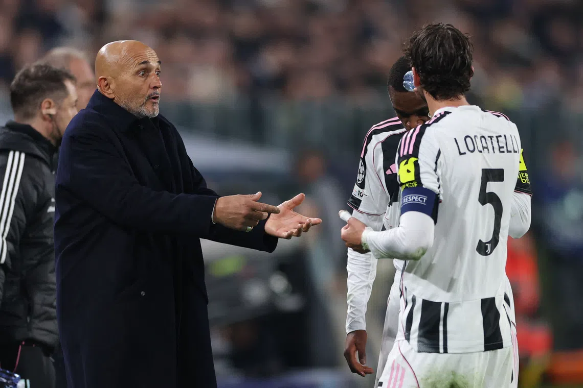 Soccer Football - UEFA Champions League - Juventus v Sporting CP - Allianz Stadium, Turin, Italy - November 4, 2025 Juventus coach Luciano Spalletti speaks to Manuel Locatelli during the match REUTERS/Claudia Greco