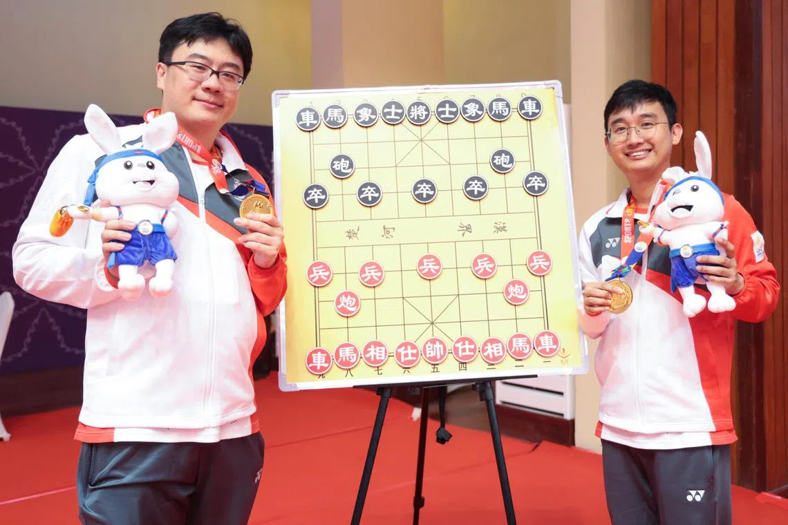 CMG20230515-JasonLee03/李冠卫/陈芷馨,陈明耀/OA-东运会东运会象棋 [Phnom Penh, ROYAL UNIVERSITY OF PHNOM PENH]

Gold Medal
CHESS XIANGQI MEN BLITZ TEAM

(L-R)
ALVIN WOO TSUNG HAN &
 LOW YI HAO