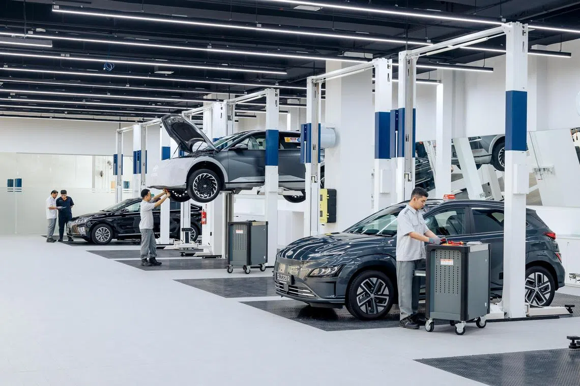 jsvehicle - Hyundai distributor Komoco Motors opened its fully air-conditioned EV Service Centre in Alexandra Road in September 2022. It has eight service bays fitted with insulated mats that can withstand up to 1,000 volts. Shown here are EV specialists working on EVs.


Credit: Komoco Motors