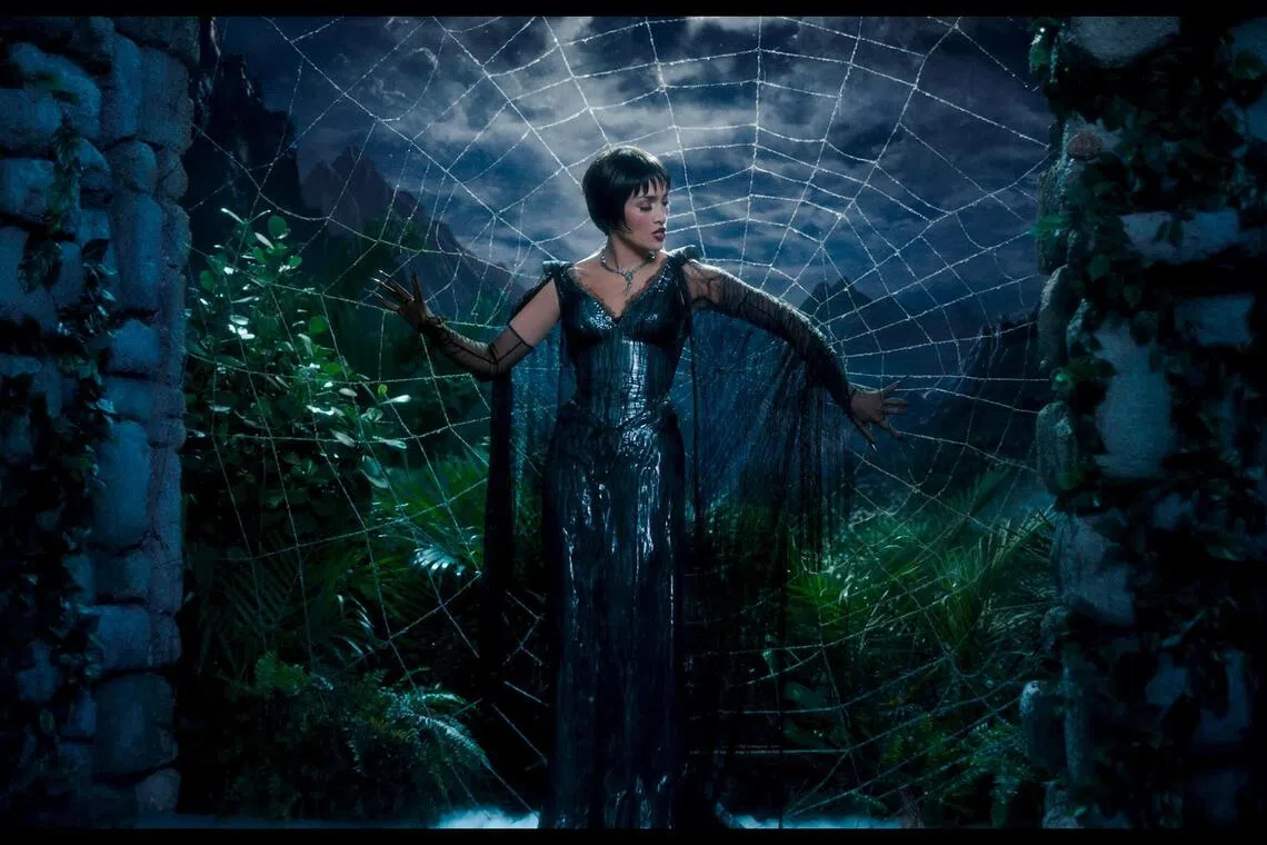 adjlo03 - Jennifer Lopez in Kiss of the Spider Woman

source/copyright: Shaw Organisation
free for publicity use