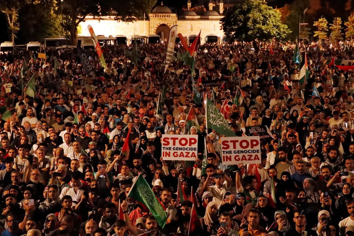 Pro-Palestinian demonstrators take part in a rally to protest the assassination of Hamas leader Ismail Haniyeh in Iran, in Istanbul, Turkey July 31, 2024. REUTERS/Dilara Senkaya