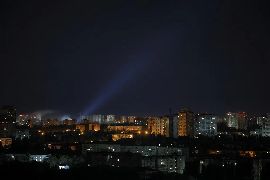 Ukrainian service personnel use a searchlight as they search for drones in the sky over the city during a Russian drone strike, amid Russia's attack on Ukraine, in Kyiv, Ukraine August 16, 2024. REUTERS/Gleb Garanich/File Photo