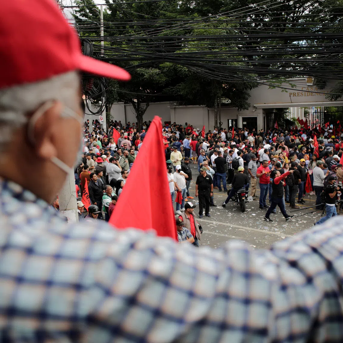 Supporters of the Liberty and Refoundation party protest in front of the presidential palace in support of Honduran President Xiomara Castro in what she called an \"electoral coup\" unfolding amid a chaotic recount of votes from the November 30 presidential election, marked by technical glitches, allegations of fraud, and the shadow of US President Donald Trump, in Tegucigalpa, Honduras December 17, 2025. REUTERS/Leonel Estrada