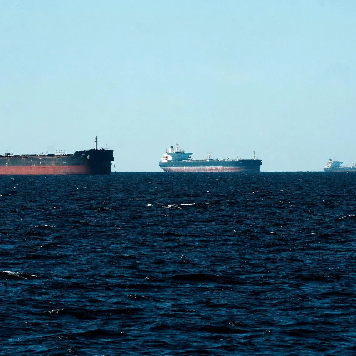 FILE PHOTO: Russia's shadow fleet vessels wait in the unofficial anchorage area in the Gulf of Finland near Vaindloo, Estonia April 10, 2026. REUTERS/Ints Kalnins/File Photo