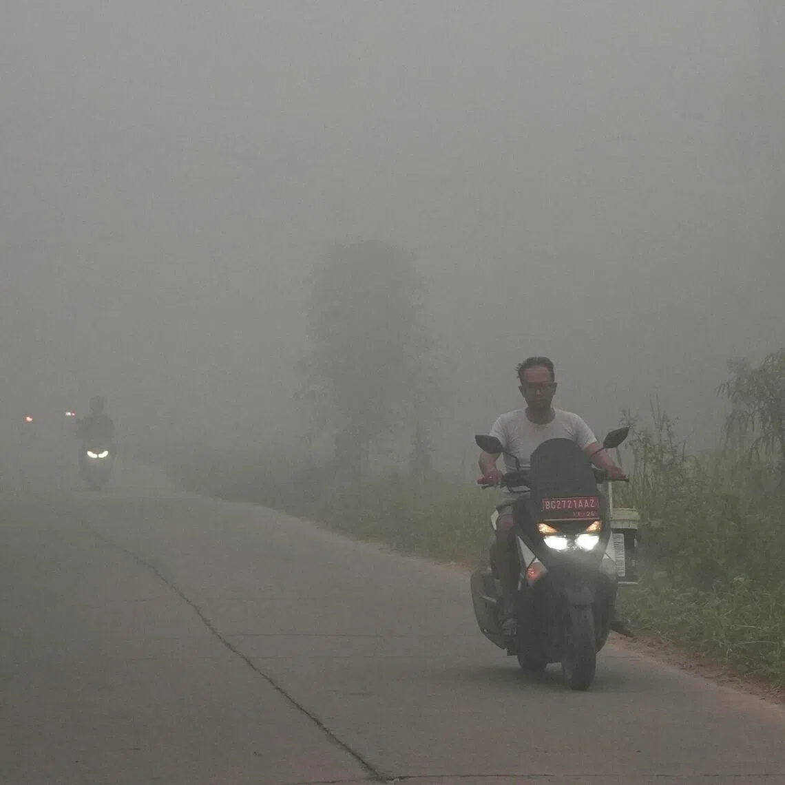 wysmoke - Residents go about their daily activities without face masks as thick haze blankets Palembang, South Sumatra, on Oct 15. Many say they have grown used to the haze and now see it as the new normal despite the health risks.

Photo: Dimas Ardian