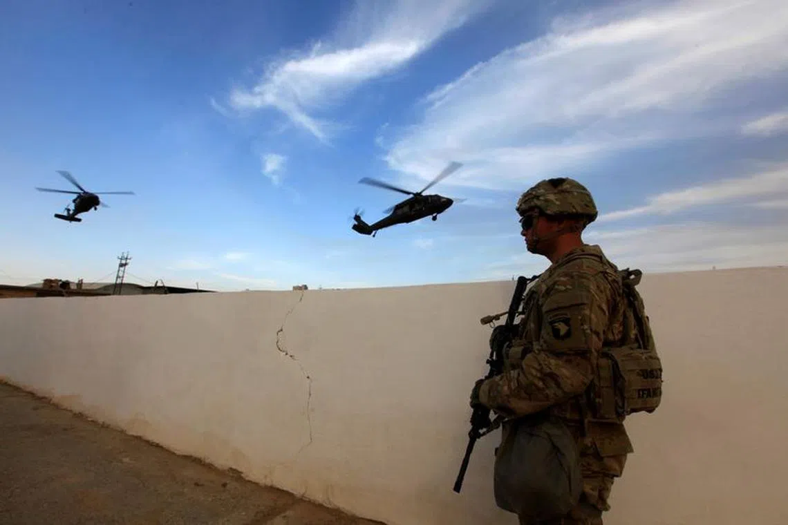 A U.S army soldier stands with his weapon at a military base in the Makhmour area near Mosul during an operation to attack Islamic State militants in Mosul, Iraq, October 18, 2016. REUTERS/Alaa Al-Marjani/File Photo