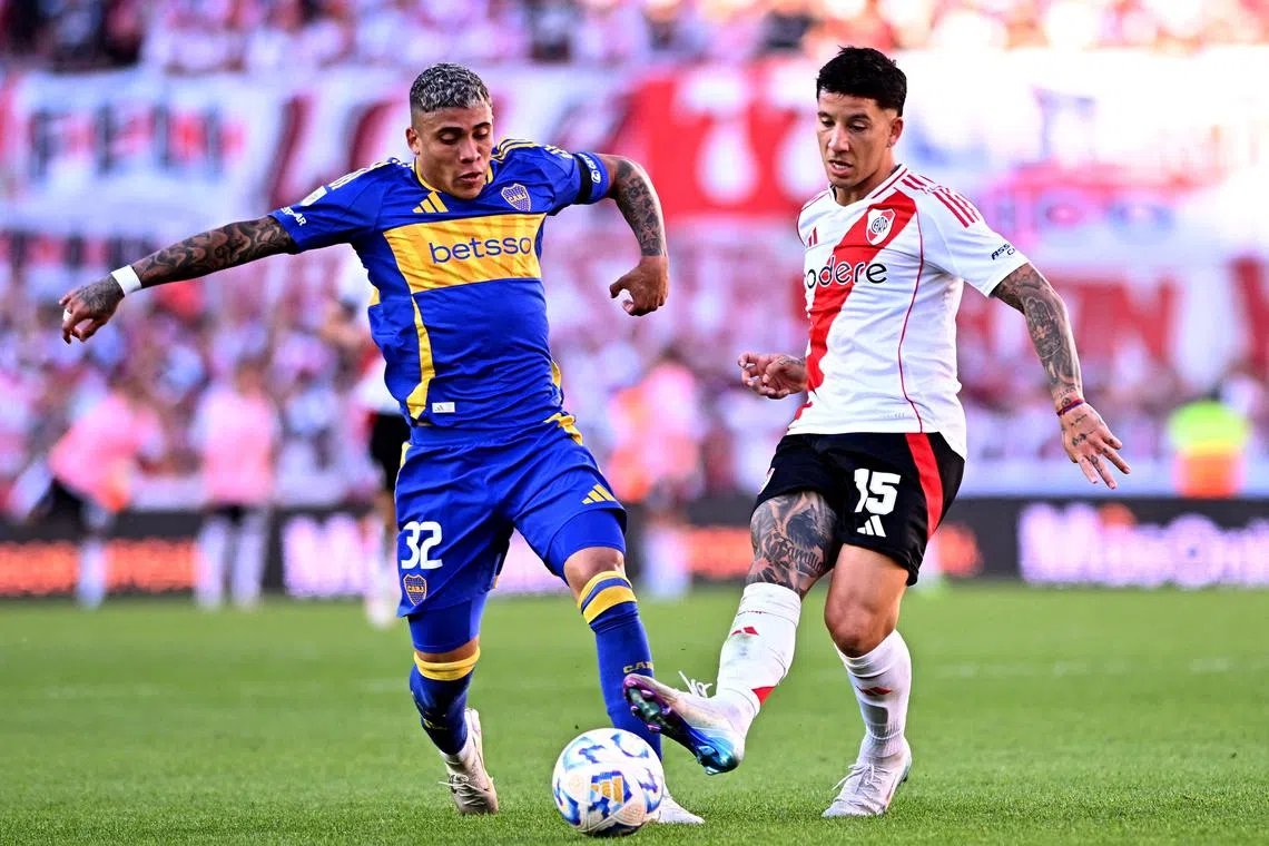 FILE PHOTO: Soccer Football - Argentine Primera Division - River Plate v Boca Juniors - Estadio Mas Monumental, Buenos Aires, Argentina - April 27, 2025 Boca Juniors' Ayrton Costa in action with River Plate's Sebastian Driussi REUTERS/Rodrigo Valle/File Photo