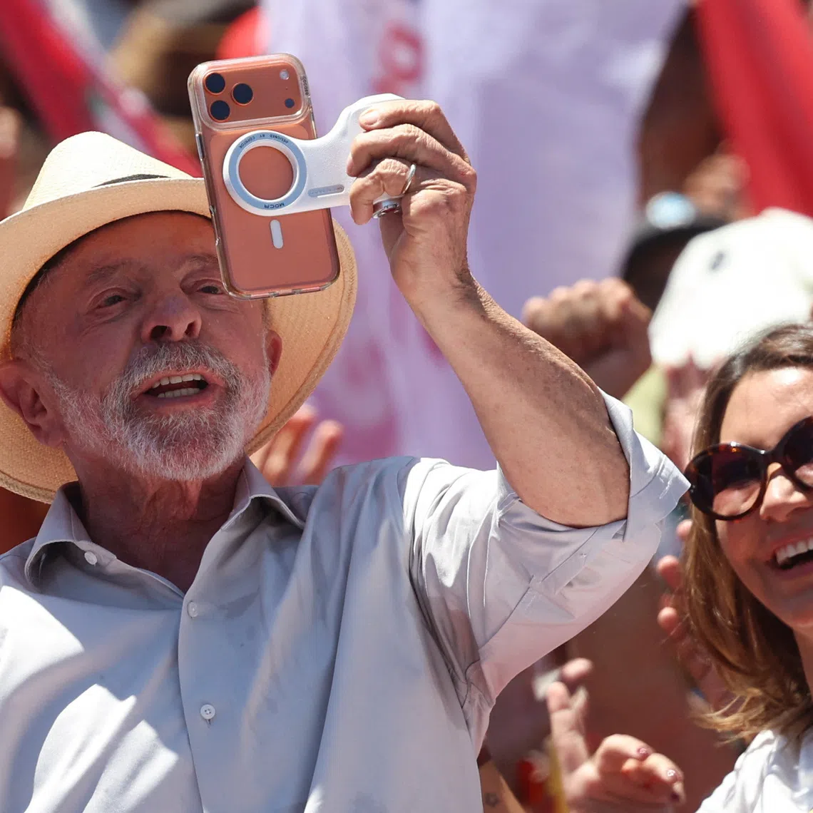 Brazilian President Luiz Inacio Lula da Silva, the Workers' Party (PT) candidate for reelection, holds his wife Rosangela \"Janja\" da Silva's phone at a campaign rally, ahead of the presidential runoff election, in Brasilia, Brazil, October 9, 2026. REUTERS/Adriano Machado