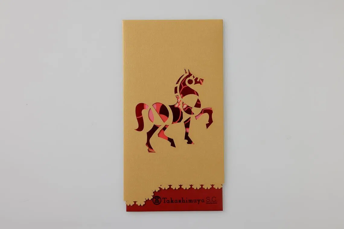 Pacote vermelho Takashimaya.