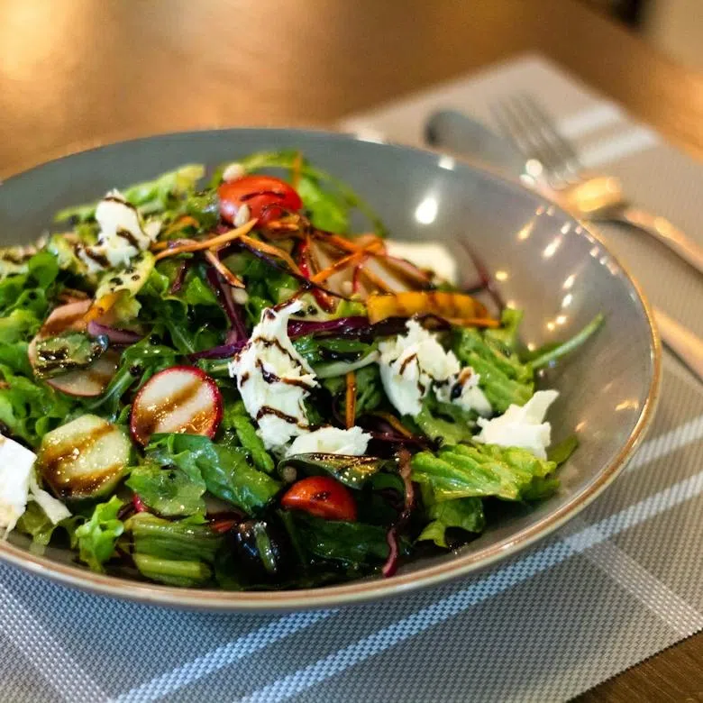 Super Bowl viewers are now choosing salad over pizza, pasta or Chinese takeout.