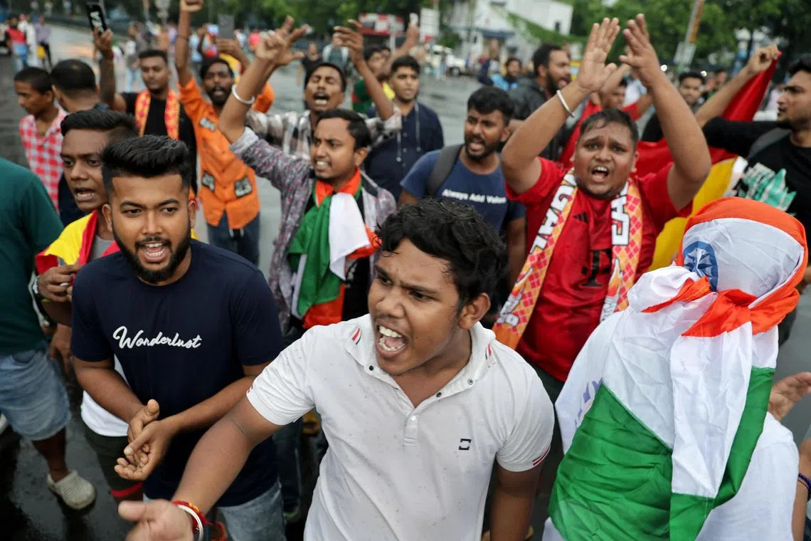 epa11554163 Indian soccer fans protest against an alleged rape and murder incident at RG Kar medical college in Kolkata, India, 18 August 2024. A derby match between the Mohun Bagan and East Bengal clubs was called off. Supporters of both clubs joined a rally to protest the RG Kar rape case by blocking the road near the Salt Lake Stadium.  EPA-EFE/PIYAL ADHIKARY