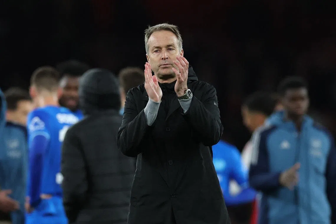 Soccer Football - UEFA Champions League - Round 16 - Second Leg - Arsenal v Bayer Leverkusen - Emirates Stadium, London, Britain - March 17, 2026 Bayer Leverkusen coach Kasper Hjulmand applauds fans after the match Action Images via Reuters/Andrew Boyers