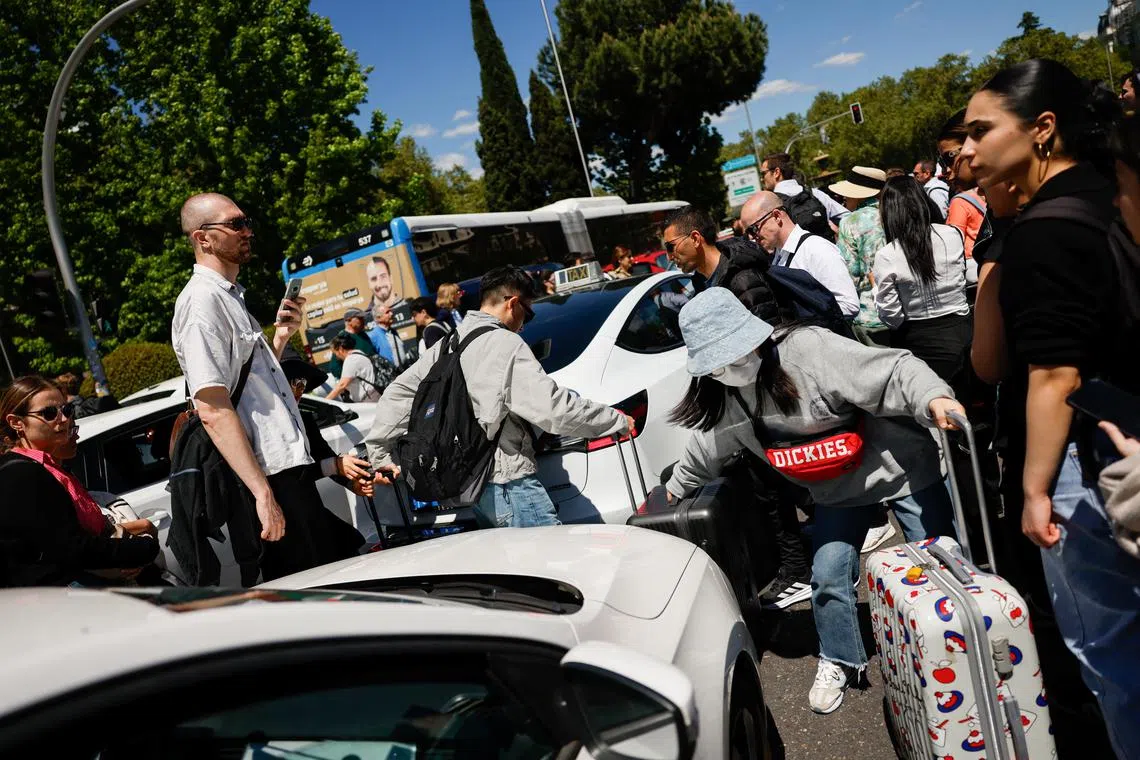 Scramble to withdraw money as Spain brought to a halt by huge blackout
