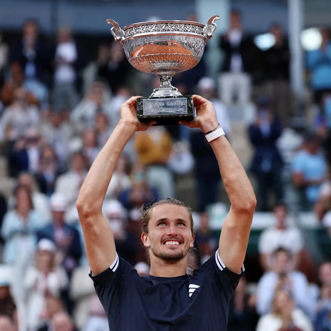 Tennis - French Open - Roland Garros, Paris, France - June 7, 2026 Germany's Alexander Zverev celebrates with the trophy after winning the final against Italy's Flavio Cobolli REUTERS/Stephane Mahe