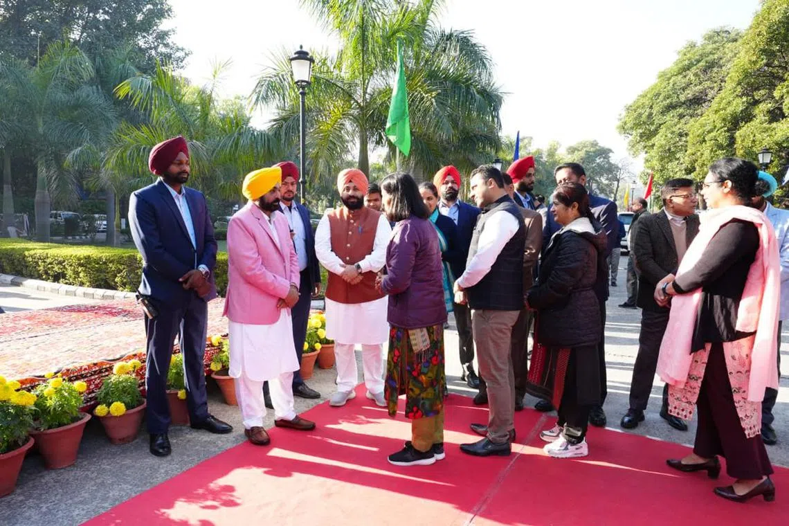 ddteacher - Punjab chief minister Bhagwant Mann meeting some of the government school principals from the state chosen for a five-day professional training programme in Singapore, before their departure on Saturday (Feb 4). 



Credit: @BhagwantMann / Twitter
