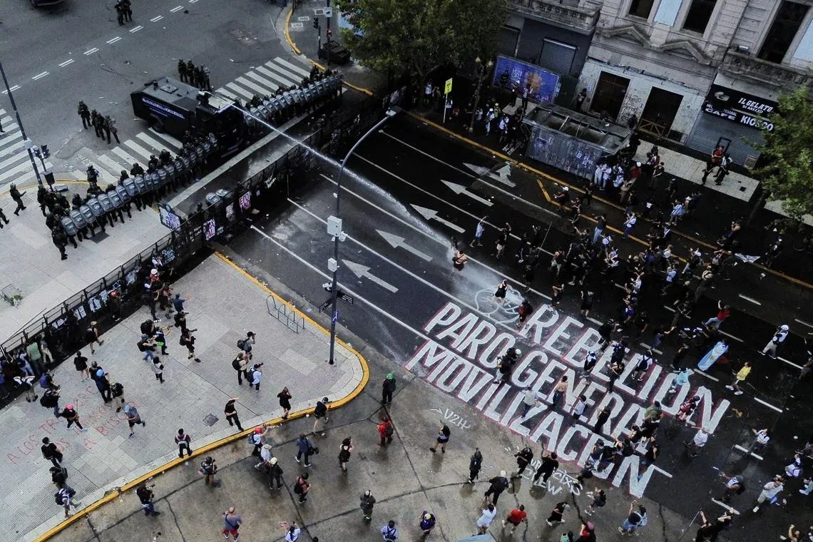 A drone picture shows demonstrators taking part in a protest outside Argentina's National Congress on the day lawmakers discuss labor reforms proposed by President Javier Milei's libertarian government to attract investment and revive growth, which unions say would roll back workers' rights, in Buenos Aires, Argentina February 19, 2026. REUTERS/Alessia Maccioni/File Photo