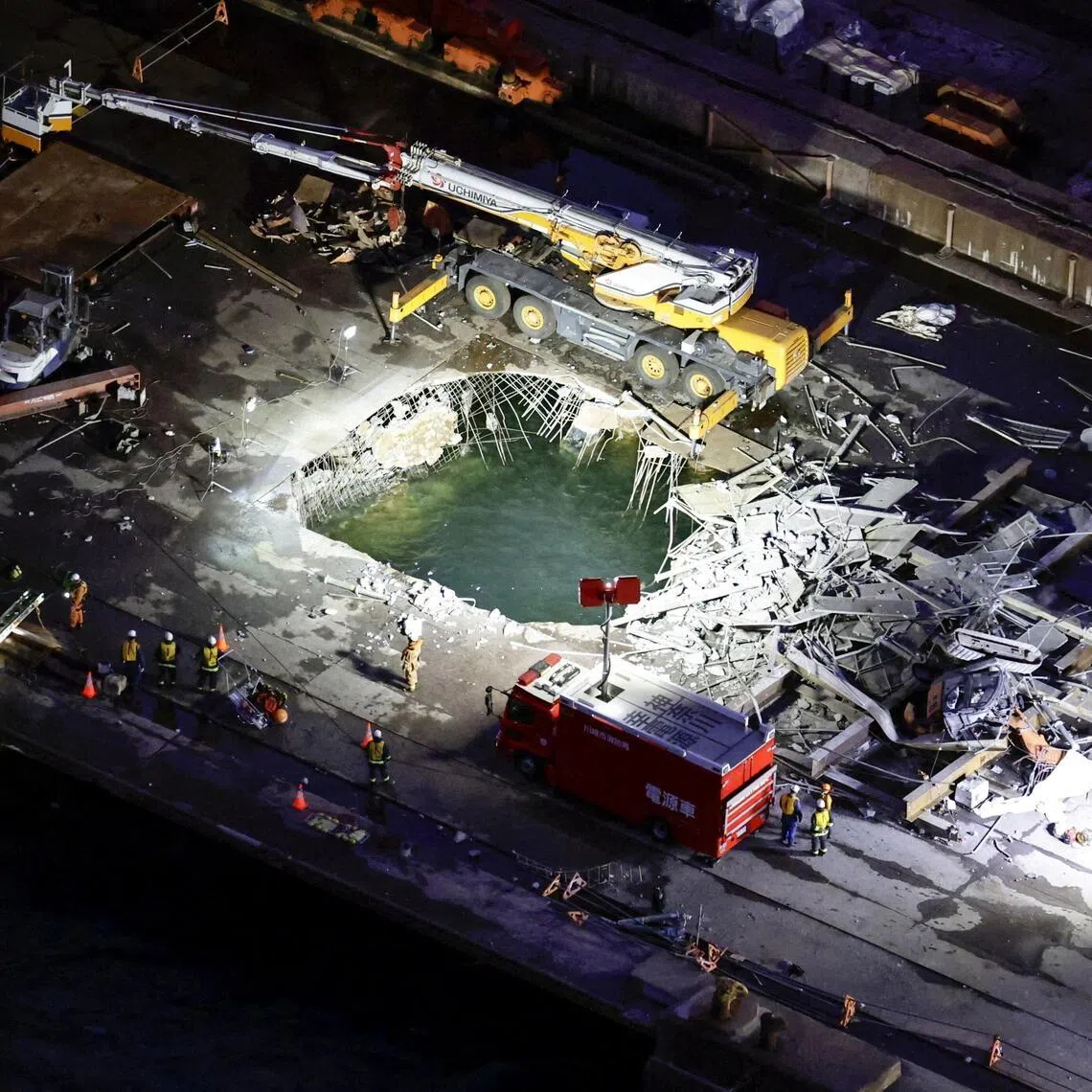 Five male workers, who were working on top of a 400 tonne counterweight attached at a height of 30m, fell when the weight came loose. 