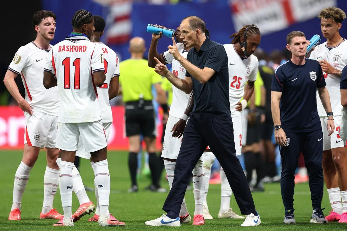 Soccer Football - FIFA World Cup 2026 - Round of 32 - England v DR Congo - Atlanta Stadium, Atlanta, Georgia, U.S. - July 1, 2026 England manager Thomas Tuchel reacts with Marcus Rashford during the first half hydration break REUTERS/Paul Childs