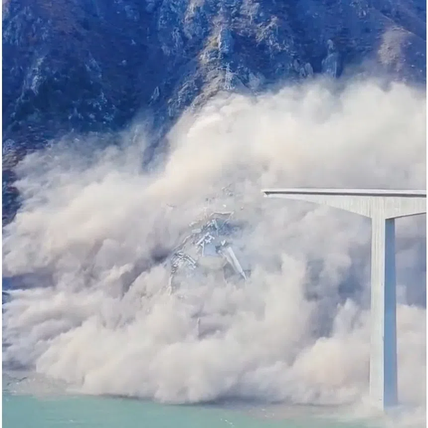 On Nov 11 afternoon conditions on the mountainside worsened, triggering landslides, leading to the collapse of the approach bridge and roadbed.