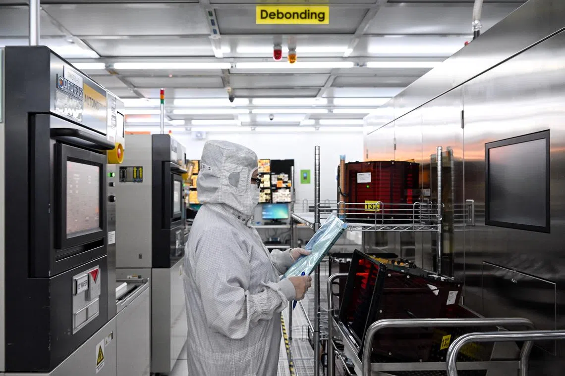 Within the manufacturing sector, all clusters except the biomedical manufacturing cluster see better business prospects for the rest of the year. 