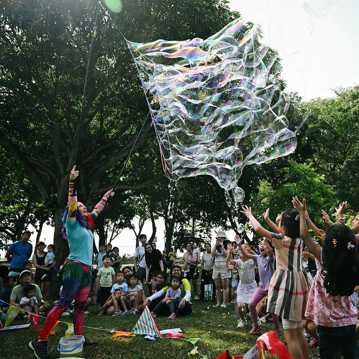 jnbusking - Ms Caroline Cornelius-Jones, 56, a bubble artist, enthralling the audience at East Coast Park on Jan 24, 2025. ST PHOTO: SHINTARO TAY