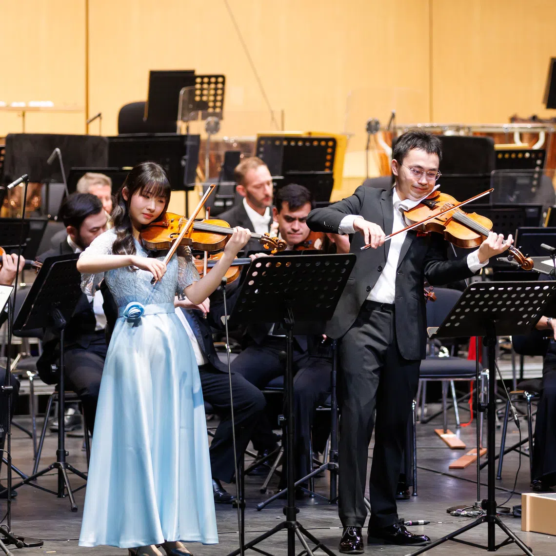 Violinists Chloe Chua and He Ziyu played Wolfgang Amadeus Mozart’s Sinfonia Concertante in E flat major (K.364) for violin and viola with the Singapore Symphony Orchestra under the baton of Hannu Lintu.