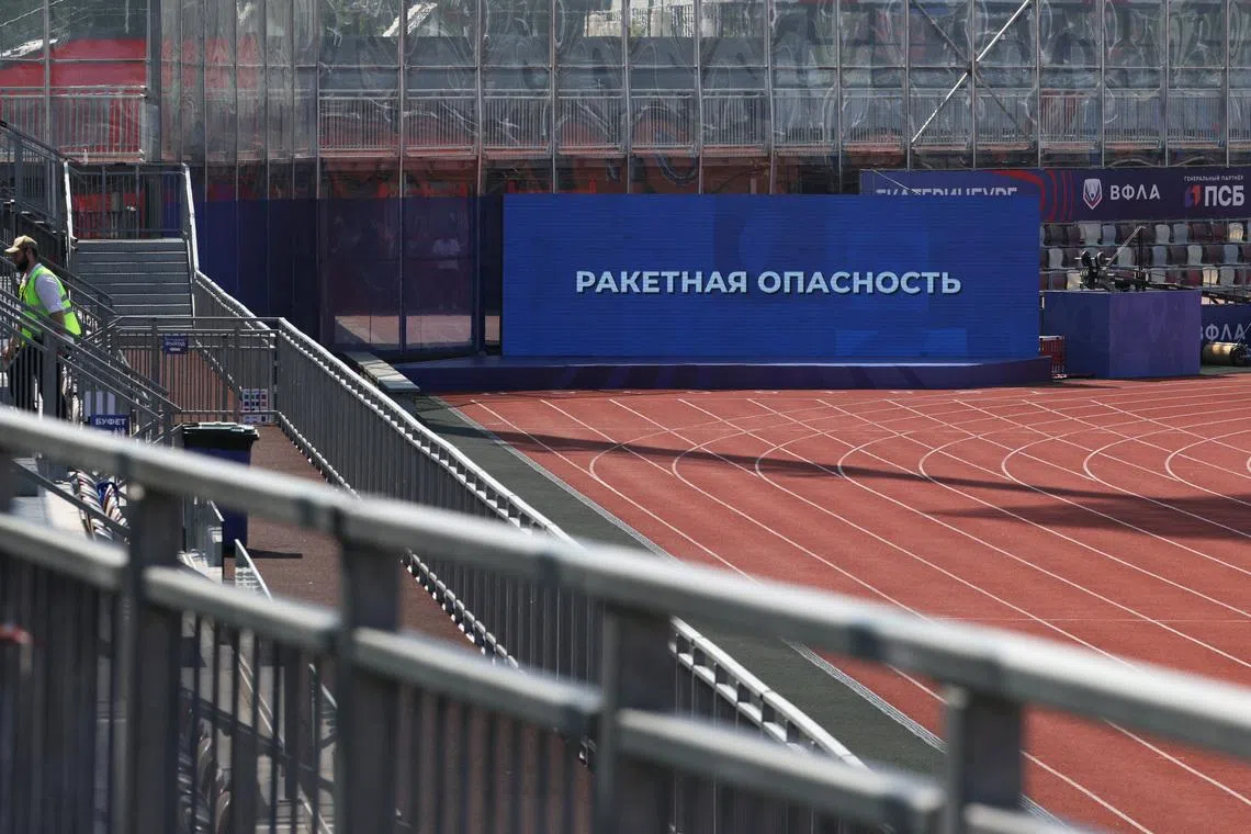 Athletics - Russian Athletics Championships - Yekaterinburg - Kalininets Sports Complex, Yekaterinburg, Russia - July 25, 2026 A screen displays a missile threat warning after competitions were suspended REUTERS/Ramil Sitdikov