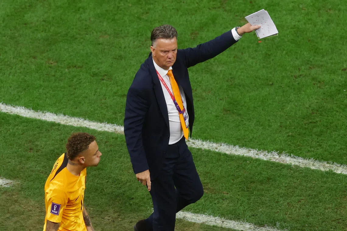 Soccer Football - FIFA World Cup Qatar 2022 - Quarter Final - Netherlands v Argentina - Lusail Stadium, Lusail, Qatar - December 10, 2022  Netherlands' Noa Lang prepares to come on as a substitute as coach Louis van Gaal looks on REUTERS/Paul Childs