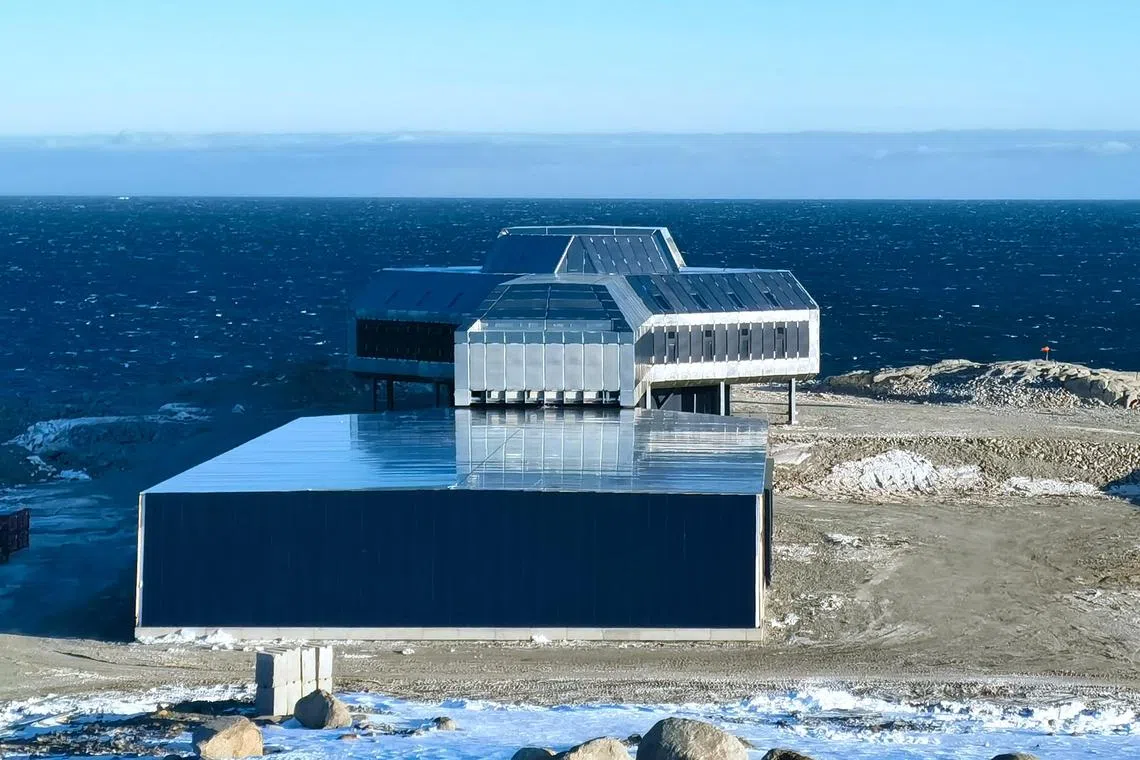 新华社照片，南极秦岭站，2024年2月7日
    中国南极秦岭站建设回顾（14）
    这是2月6日拍摄的中国南极秦岭站。
    2月7日，南纬74度56分，东经163度42分，南极大陆的新地标——中国南极秦岭站开站。秦岭站是中国第五个南极考察站，将填补中国在南极罗斯海区域的考察空白。
    秦岭站以中华民族的祖脉秦岭命名。新站主体造型设计理念源于郑和下西洋使用的南十字星导航，主体建筑面积5120平方米，为中国现有考察站里面积最大的单体建筑，可容纳度夏考察人员80人，越冬考察人员30人。
    新华社发（张体军 摄）