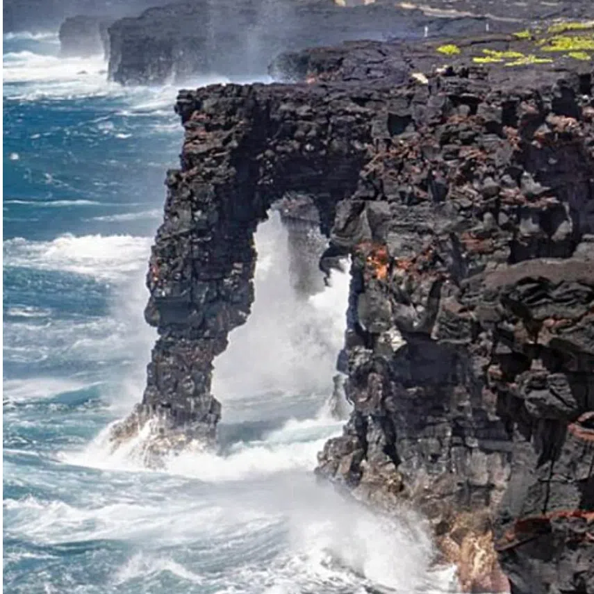 The iconic Holei Sea Arch in Hawaii has collapsed into the Pacific Ocean.