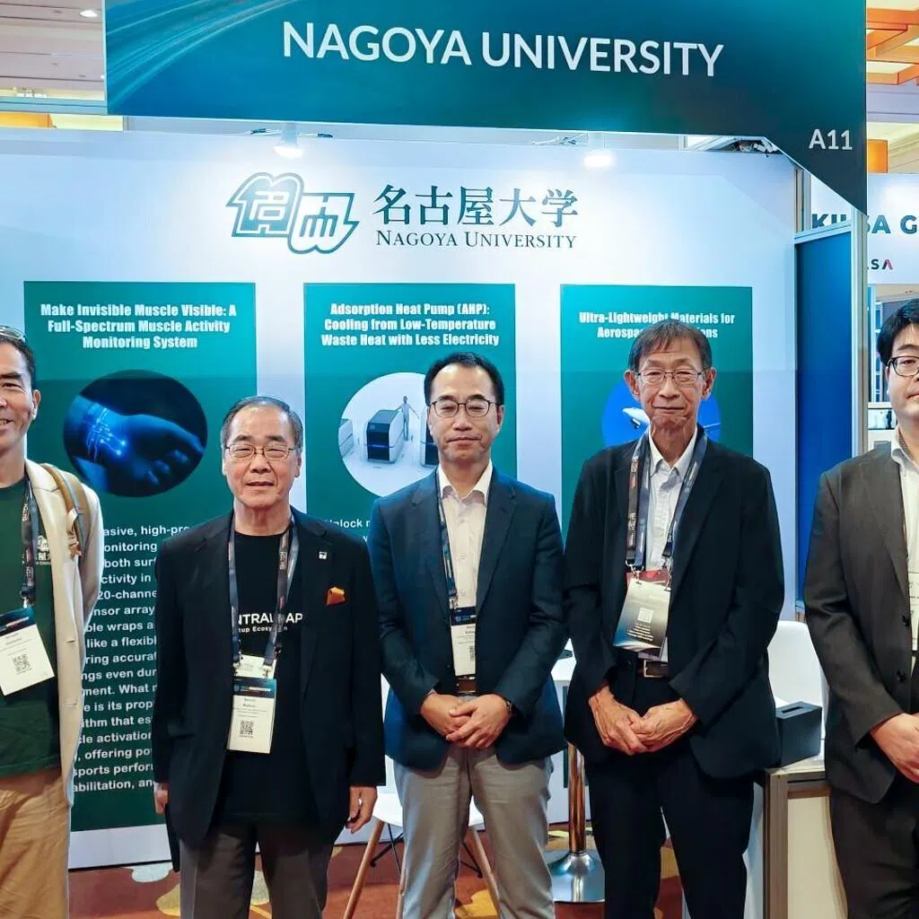 (From left) Professor Hiroshi Imaizumi, xx, xxx, xxx. 