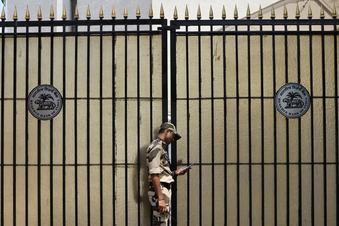 FILE PHOTO: A guard stands outside the gate of the Reserve Bank of India (RBI) headquarters in Mumbai, India, April 6, 2023. REUTERS/Francis Mascarenhas/File Photo