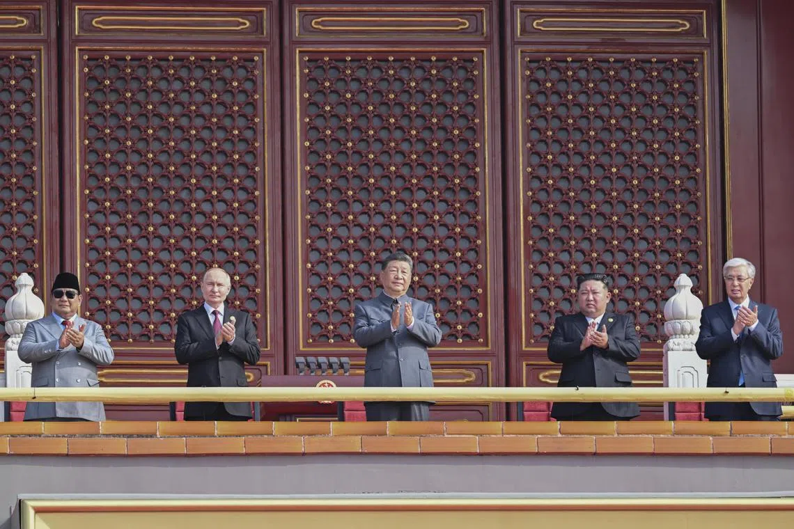 epa12347964 (L-R) Indonesian President Prabowo Subianto, Russian President Vladimir Putin, Chinese President Xi Jinping, North Korean leader Kim Jong Un and Kazakhstan President Kassym-Jomart Tokayev clap on the Tian'anmen Rostrum during a military parade marking the 80th anniversary of the end of the Sino-Japanese War in Beijing, China, 03 September 2025. China holds on 03 September celebrations to mark the 80th anniversary of the end of the Second Sino-Japanese War, known in China as the War of Resistance against the Japanese aggression, and the end of the World War II.  EPA/XINHUA / Rao Aimin CHINA OUT / UK AND IRELAND OUT  /       MANDATORY CREDIT EDITORIAL USE ONLY EDITORIAL USE ONLY EDITORIAL USE ONLY