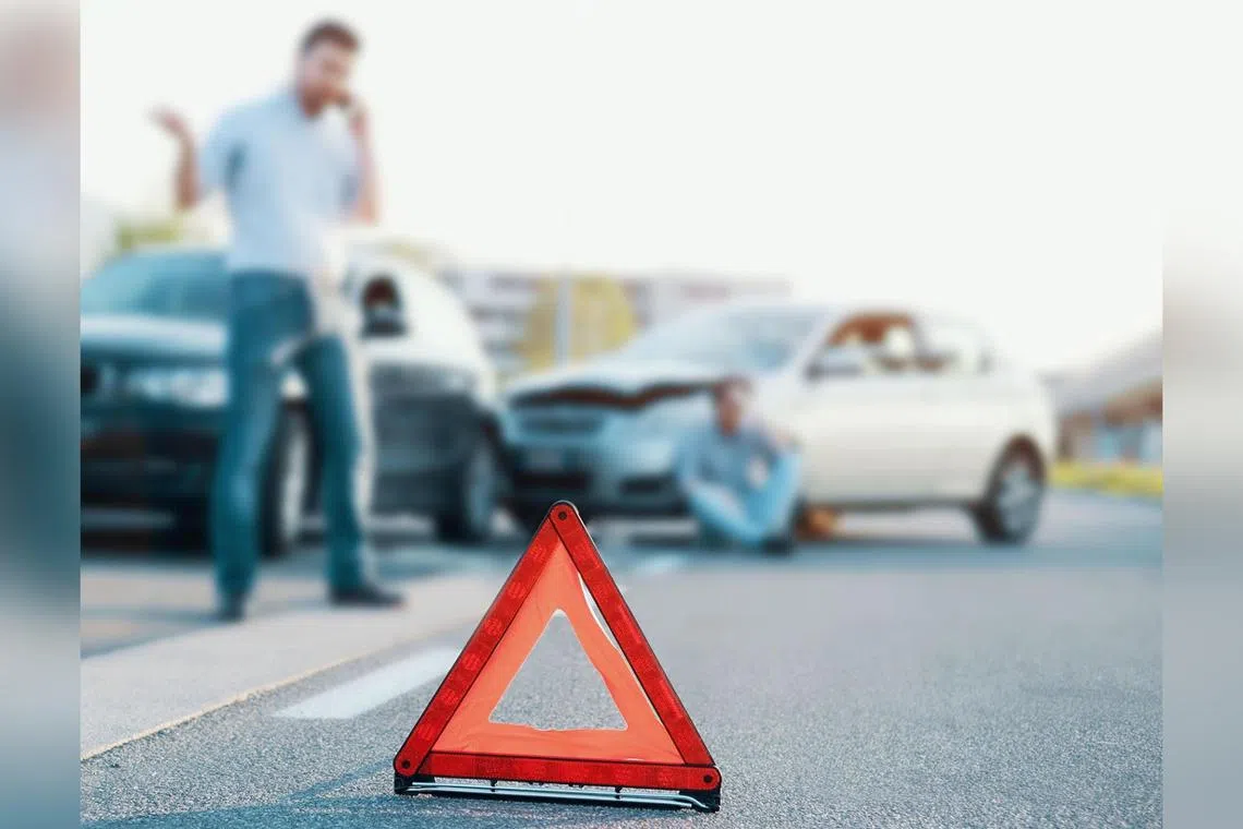 A reflective warning triangle is useful in making a vehicle that has stopped visible to other road users. 
