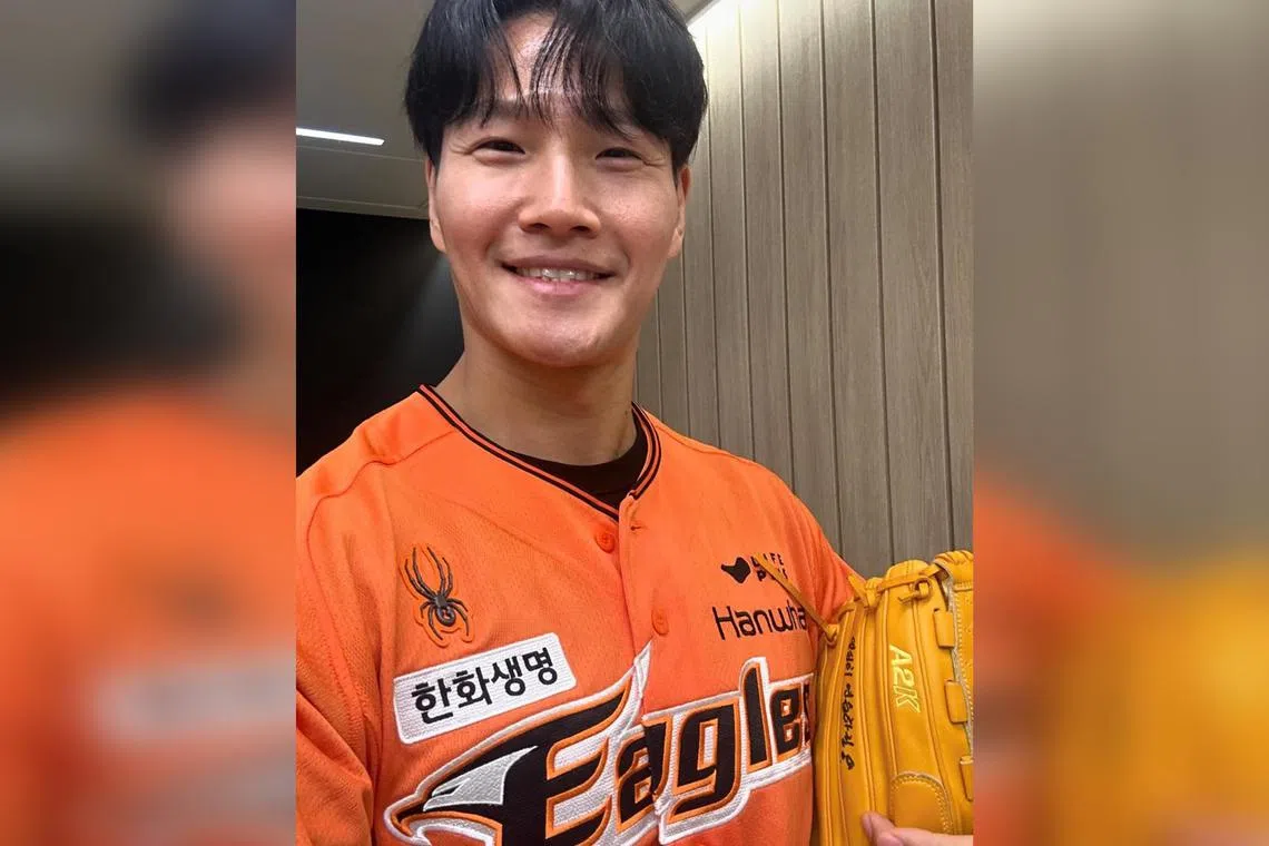 South Korean entertainer Kim Jong-kook revealed in an episode of My Little Old Boy that he lost a lot of money to investment scams.