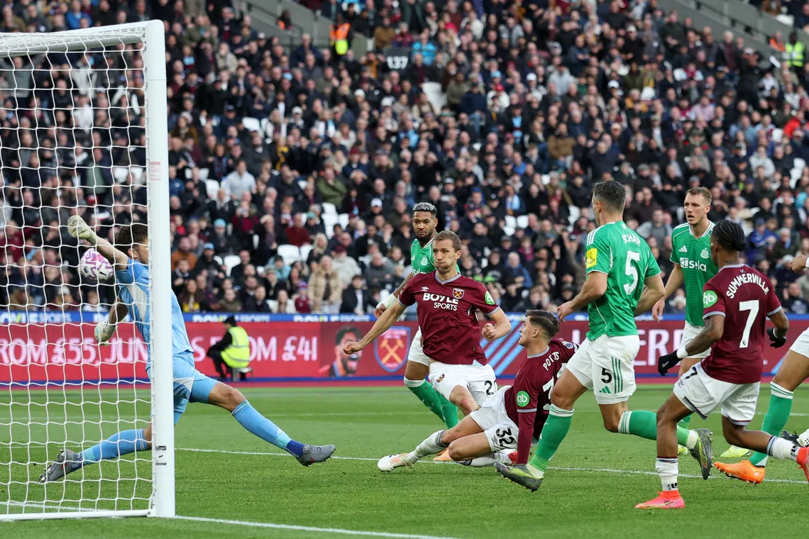 Soccer Football - Premier League - West Ham United v Newcastle United - London Stadium, London, Britain - November 2, 2025 West Ham United's Freddie Potts scores a goal that was later disallowed Action Images via Reuters/Paul Childs