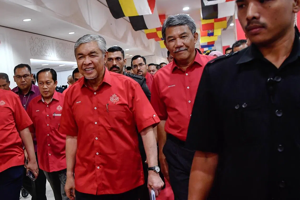 KUALA LUMPUR, 11 Jan -- Presiden UMNO Datuk Seri Dr Ahmad Zahid Hamidi (tengah) bersama Timbalan Presiden UMNO, Datuk Seri Mohamad Hasan (kanan) ketika hadir pada Taklimat Presiden UMNO  di Dewan Merdeka, Pusat Dagangan Dunia Kuala Lumpur (WTCKL) hari ini.

-- fotoBERNAMA (2023) HAK CIPTA TERPELIHARA
