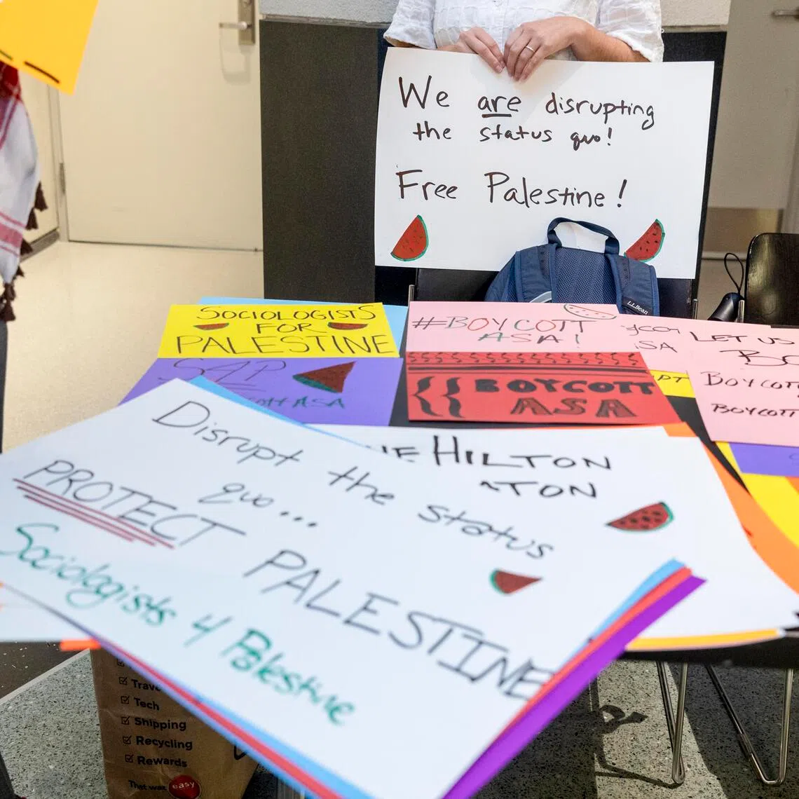 Attendees of a breakaway sociology conference in New York on Aug 11 made signs in support of Palestine.