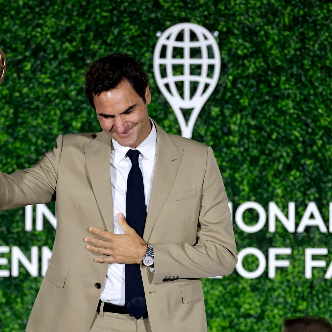 Tennis - Induction ceremony at the International Tennis Hall of Fame - International Tennis Hall of Fame, Newport, Rhode Island, U.S. - August 29, 2026 Former tennis players Roger Federer acknowledges from the stage after being inducted into the International Tennis Hall of Fame REUTERS/Brian Snyder