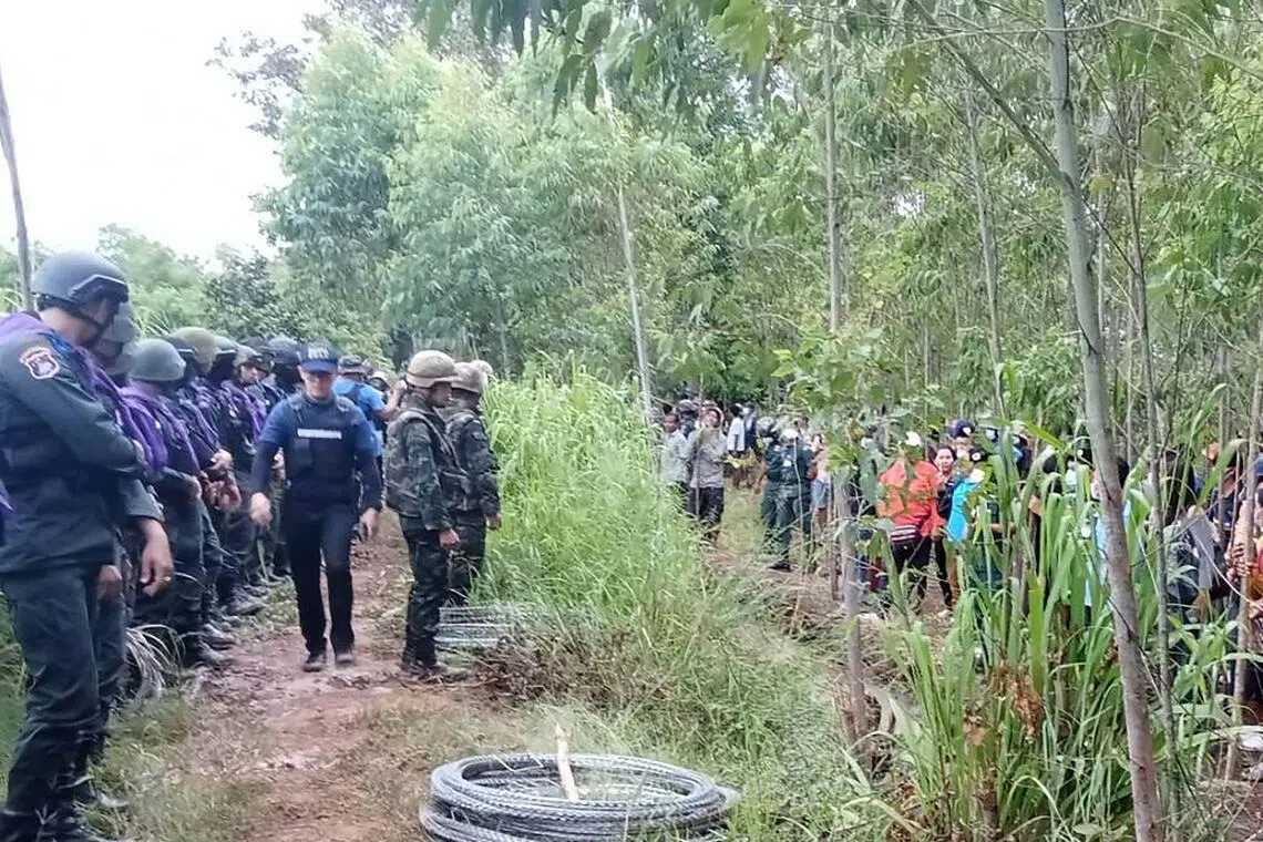 This handout photo taken and released by the Royal Thai Army on September 17, 2025 shows Thai Border Patrol Police (BPP) and police facing Cambodian people in a disputed area along the Cambodia-Thailand border in Sa Kaeo province. Thai forces fired rubber bullets and tear gas during a stand-off with Cambodian protesters along their disputed border on September 17, Bangkok's military said, a move that Phnom Penh stated injured more than 20 people. Thai Army personnel were laying barbed wire on the border in Sa Kaeo when around 200 Cambodians gathered to protest, the Thai military said in a statement. (Photo by Handout / ROYAL THAI ARMY / AFP) / -----EDITORS NOTE --- RESTRICTED TO EDITORIAL USE - MANDATORY CREDIT "AFP PHOTO /  ROYAL THAI ARMY " - NO MARKETING - NO ADVERTISING CAMPAIGNS - DISTRIBUTED AS A SERVICE TO CLIENTS