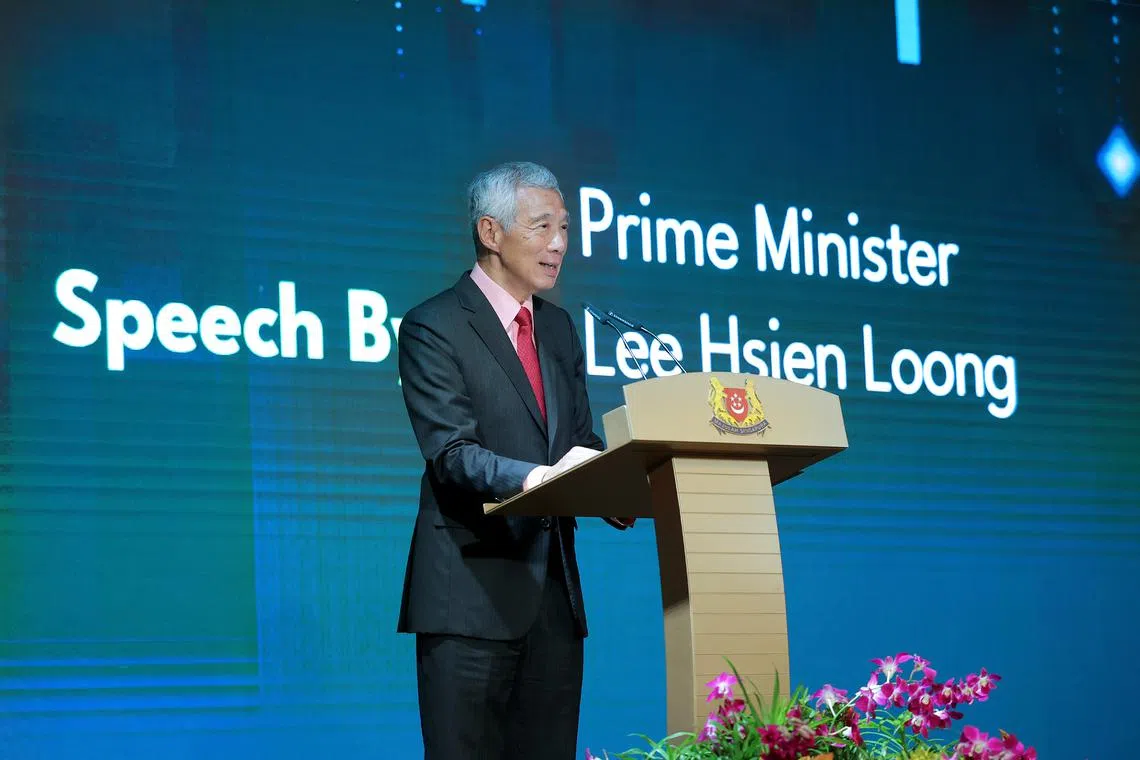PM Lee Hsien Loong speaking to past and present ISD officers at the dinner, held at the Ritz-Carlton, Millenia Singapore.