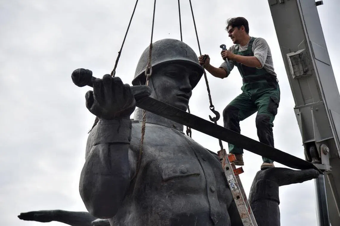 FILE PHOTO: A worker dismantles the Monument to the War Glory of the Soviet Army following a decision by local authorities in Lviv, Ukraine July 23, 2021.  REUTERS/Pavlo Palamarchuk/File Photo